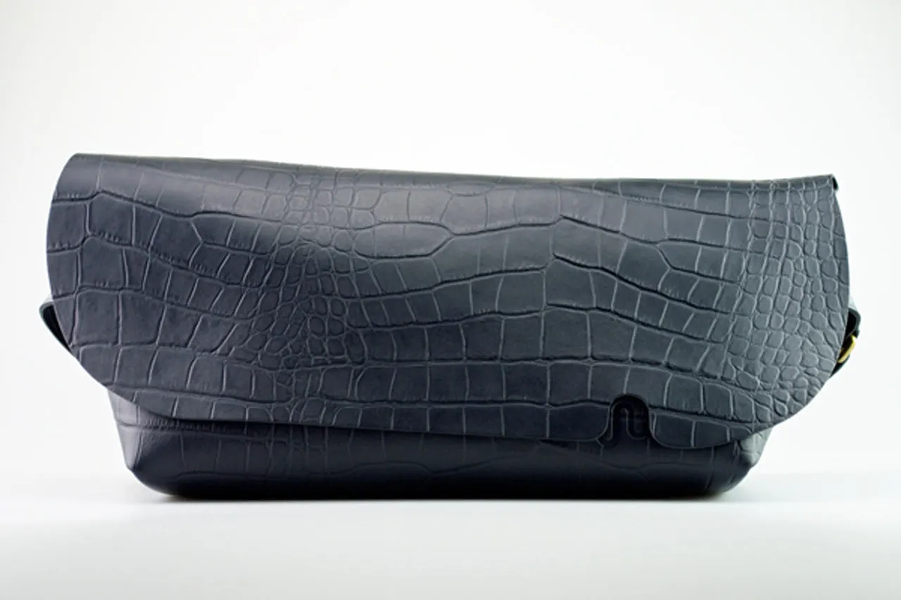 メッセンジャーバッグ (M)/CROCO PATTERN NAVY