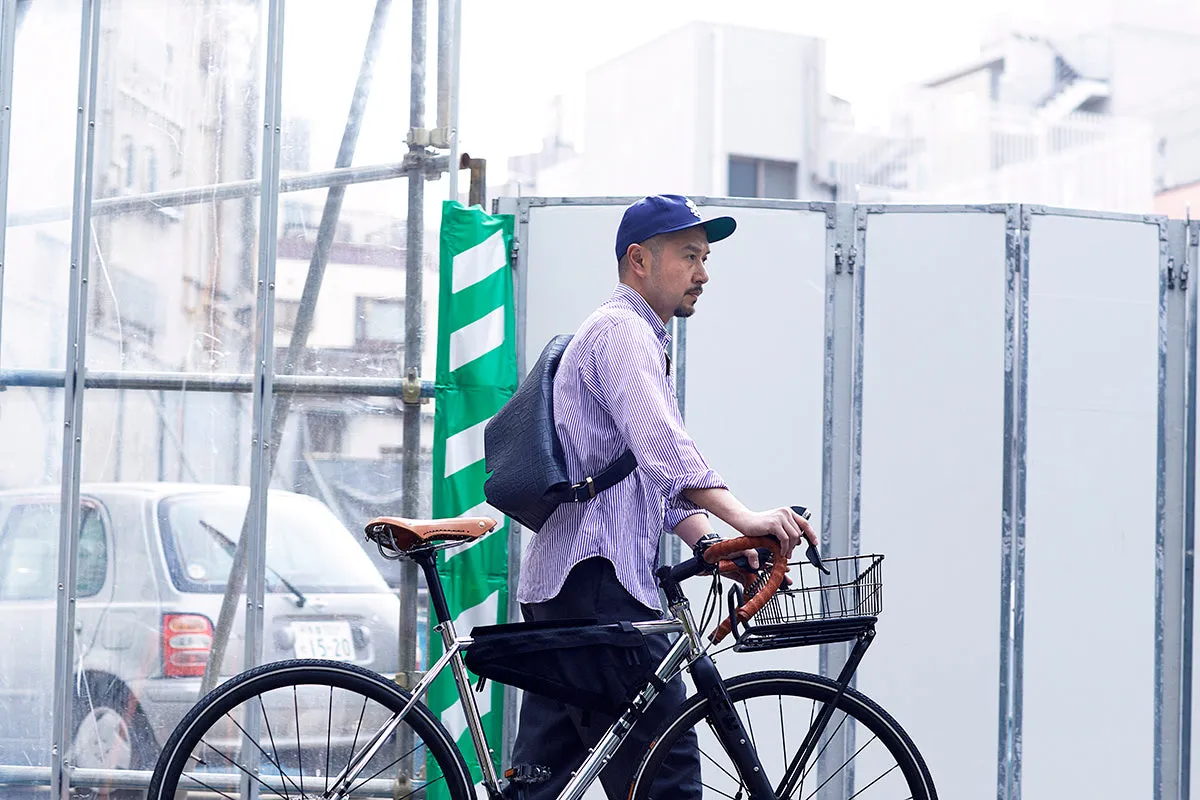 メッセンジャーバッグ (M)/CROCO PATTERN NAVY