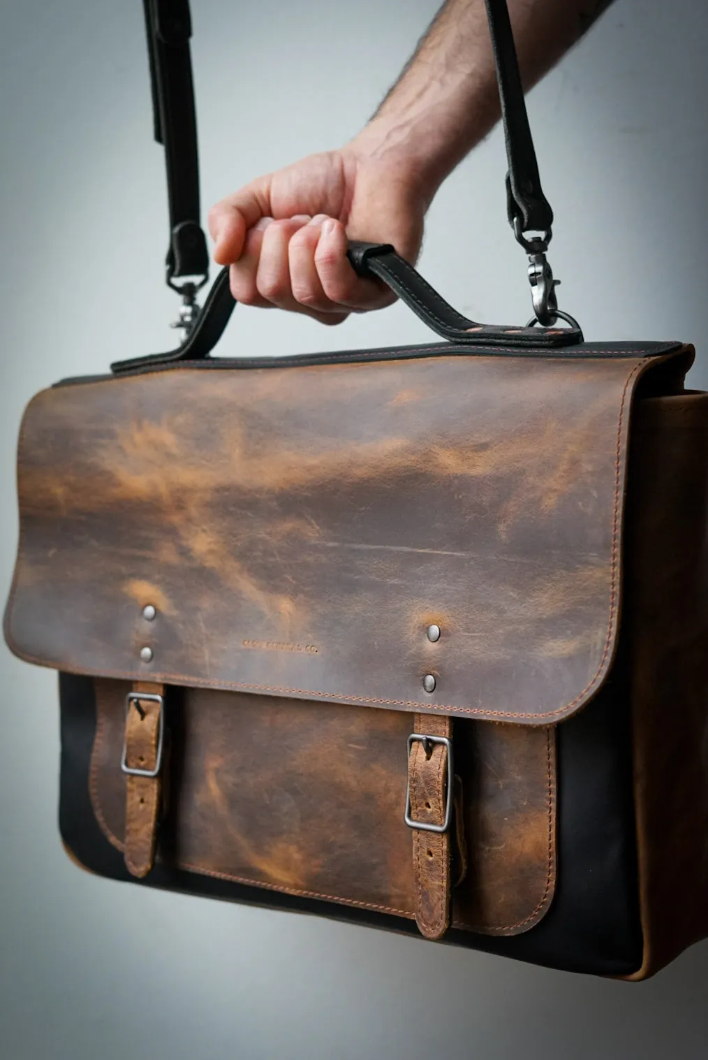 18" Messenger Bag (Two Tone: Bighorn Golden   Flat Black Accents)