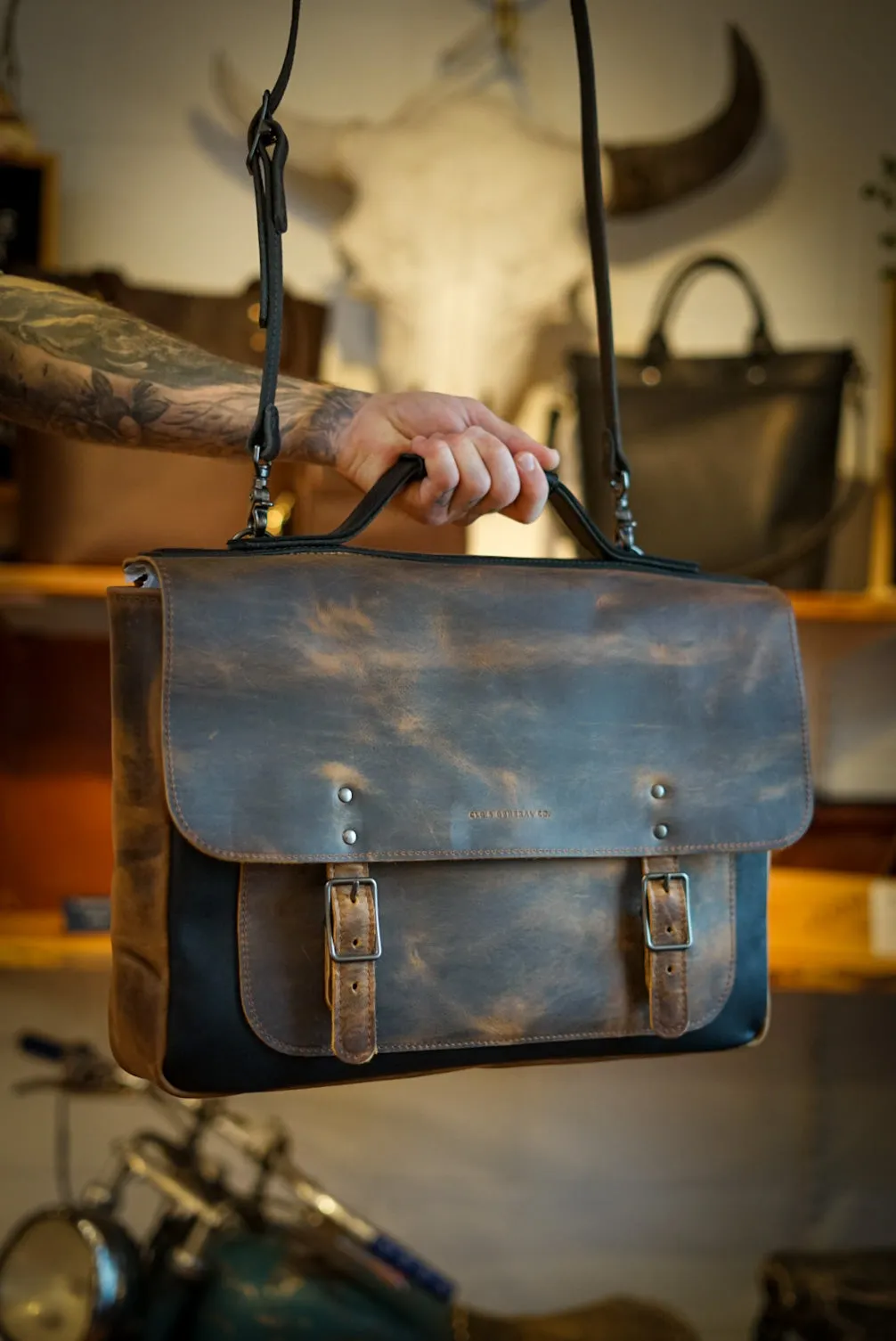 18" Messenger Bag (Two Tone: Bighorn Golden   Flat Black Accents)