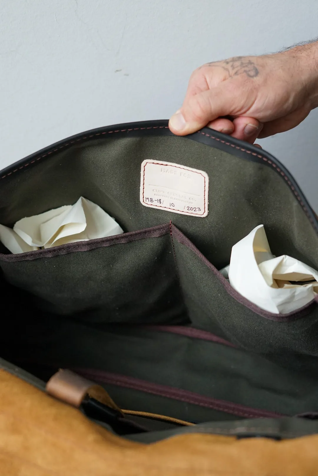 18" Messenger Bag (Two Tone: Bighorn Golden   Flat Black Accents)