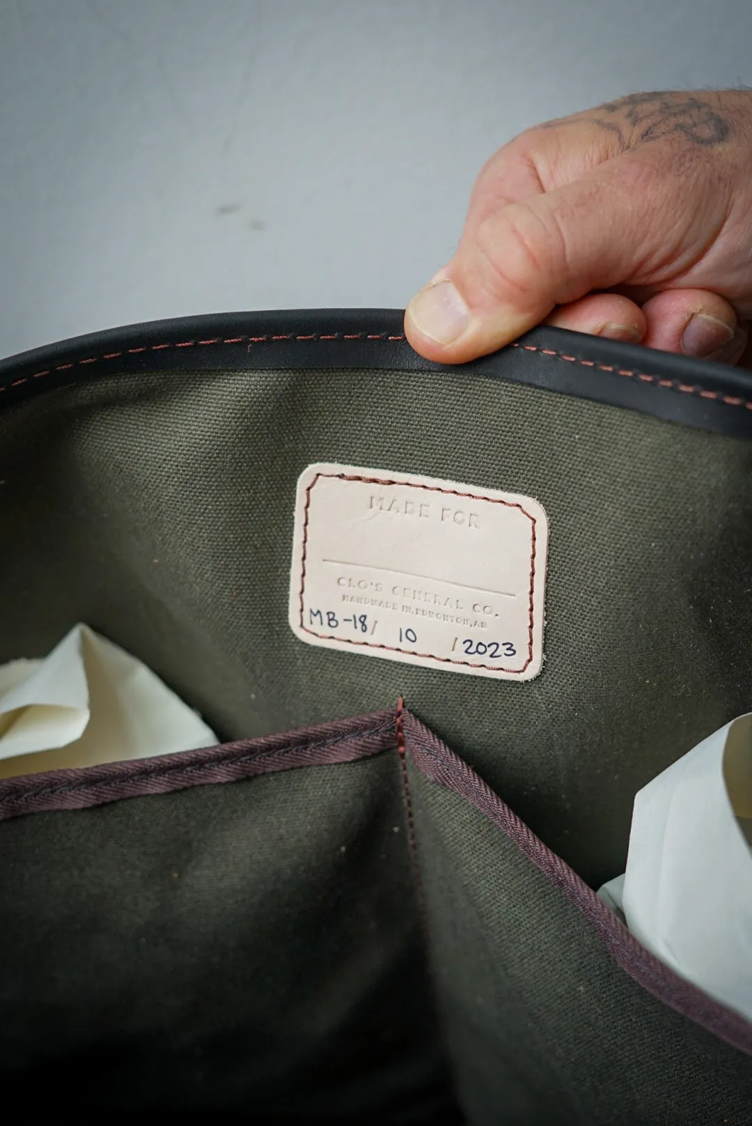18" Messenger Bag (Two Tone: Bighorn Golden   Flat Black Accents)