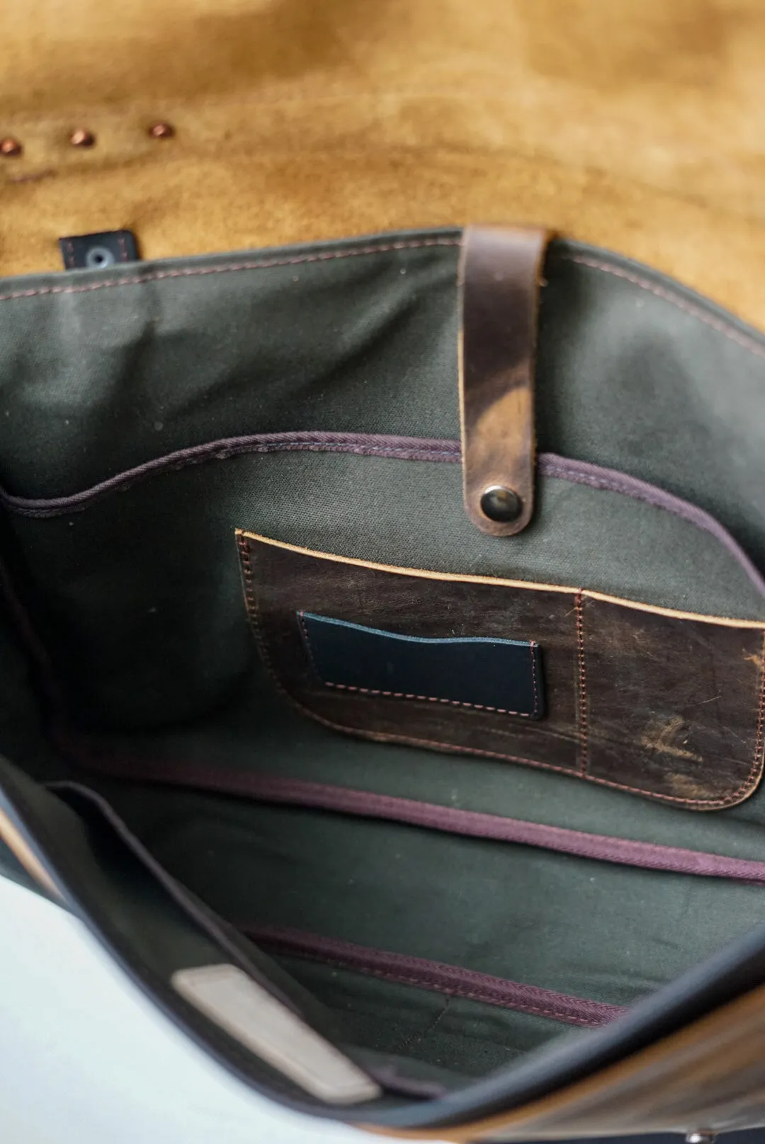 18" Messenger Bag (Two Tone: Bighorn Golden   Flat Black Accents)