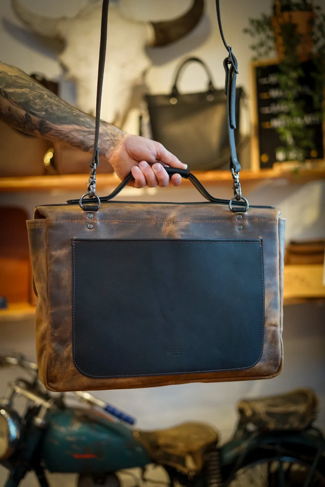 18" Messenger Bag (Two Tone: Bighorn Golden   Flat Black Accents)