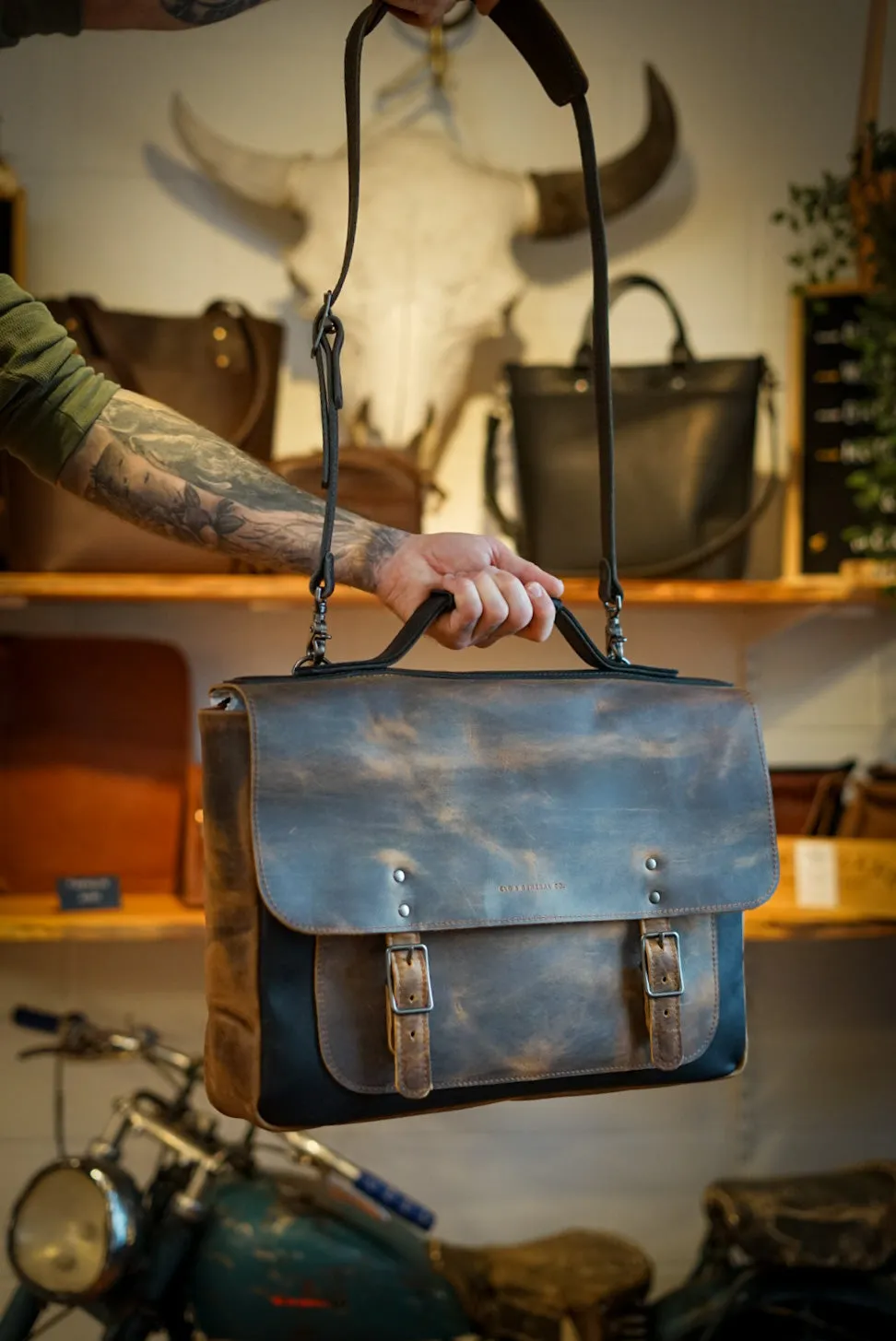 18" Messenger Bag (Two Tone: Bighorn Golden   Flat Black Accents)