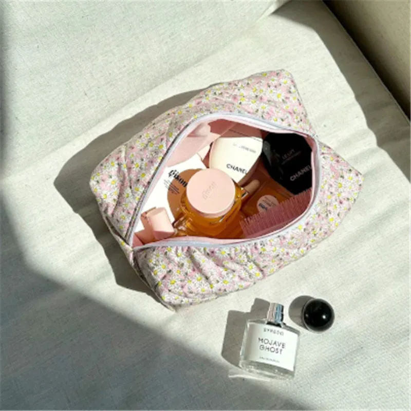 Classic Retro Floral Daisy Quilted cotton Small Makeup Bag, Cosmetic bag, Large Capacity Makeup Bag