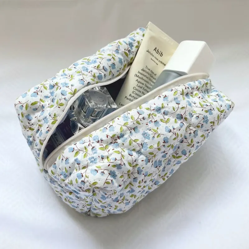 Classic Retro Floral Daisy Quilted cotton Small Makeup Bag, Cosmetic bag, Large Capacity Makeup Bag