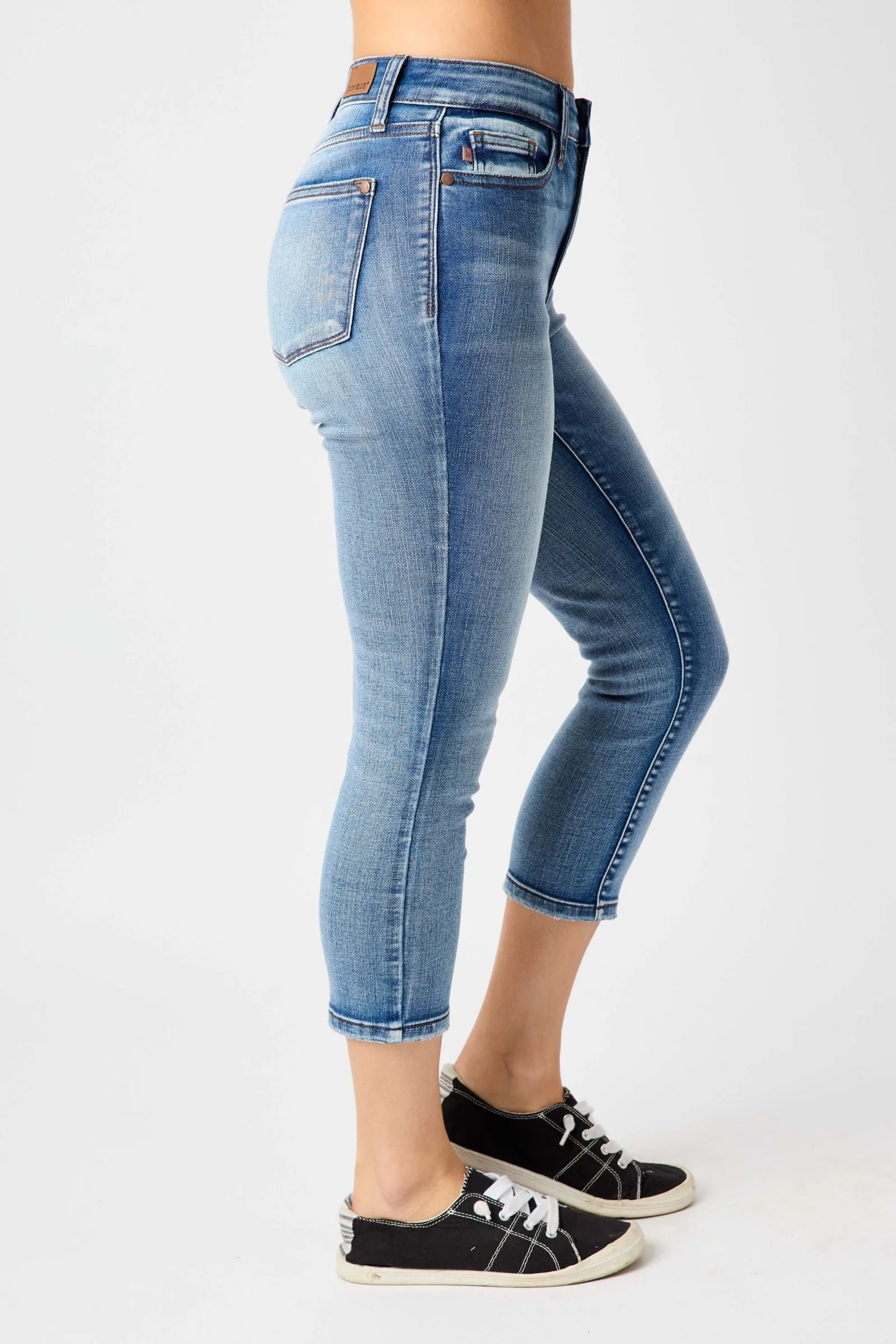 Judy Blue MidRise Contrast Wash Capris
