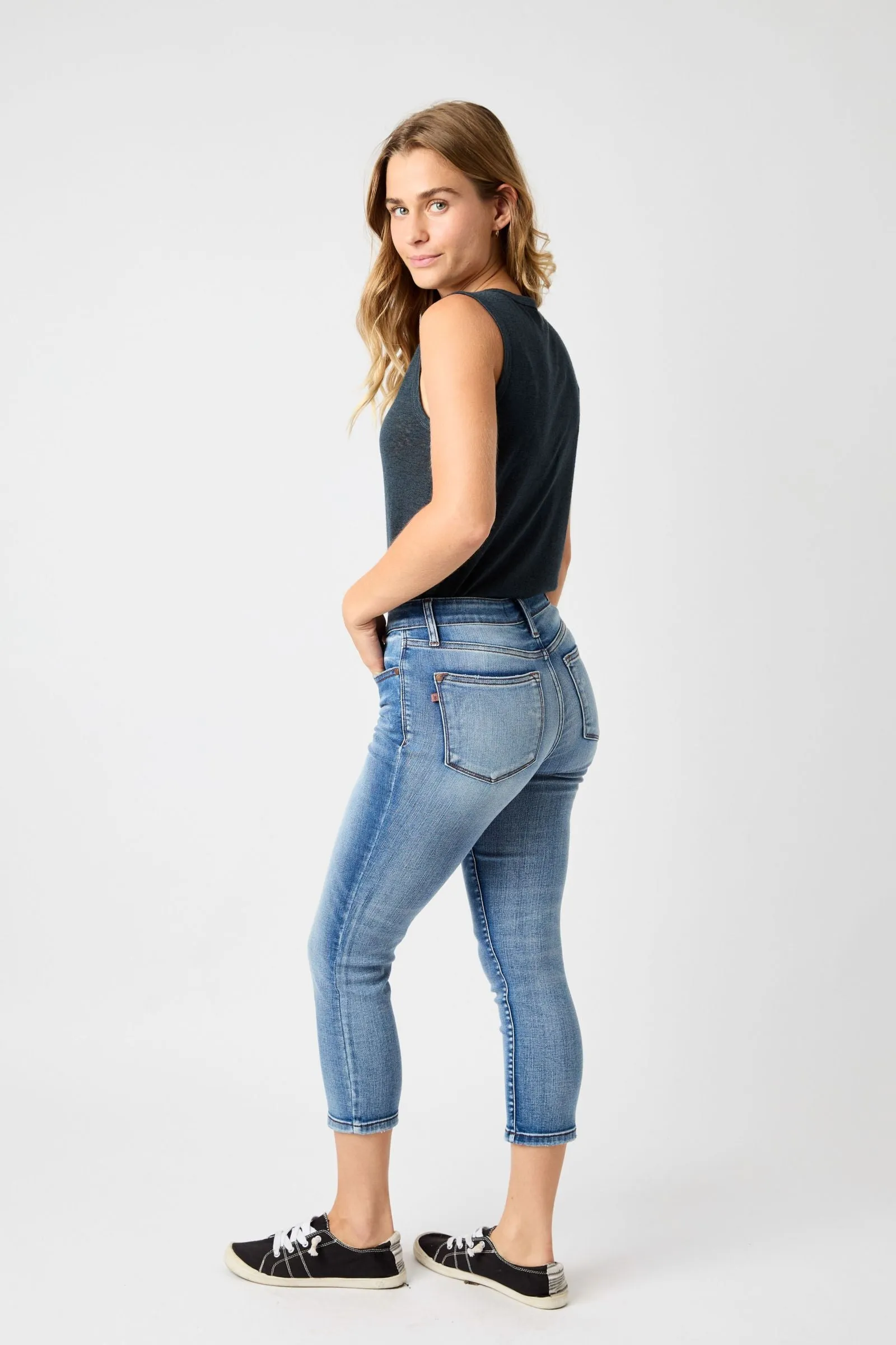 Judy Blue MidRise Contrast Wash Capris
