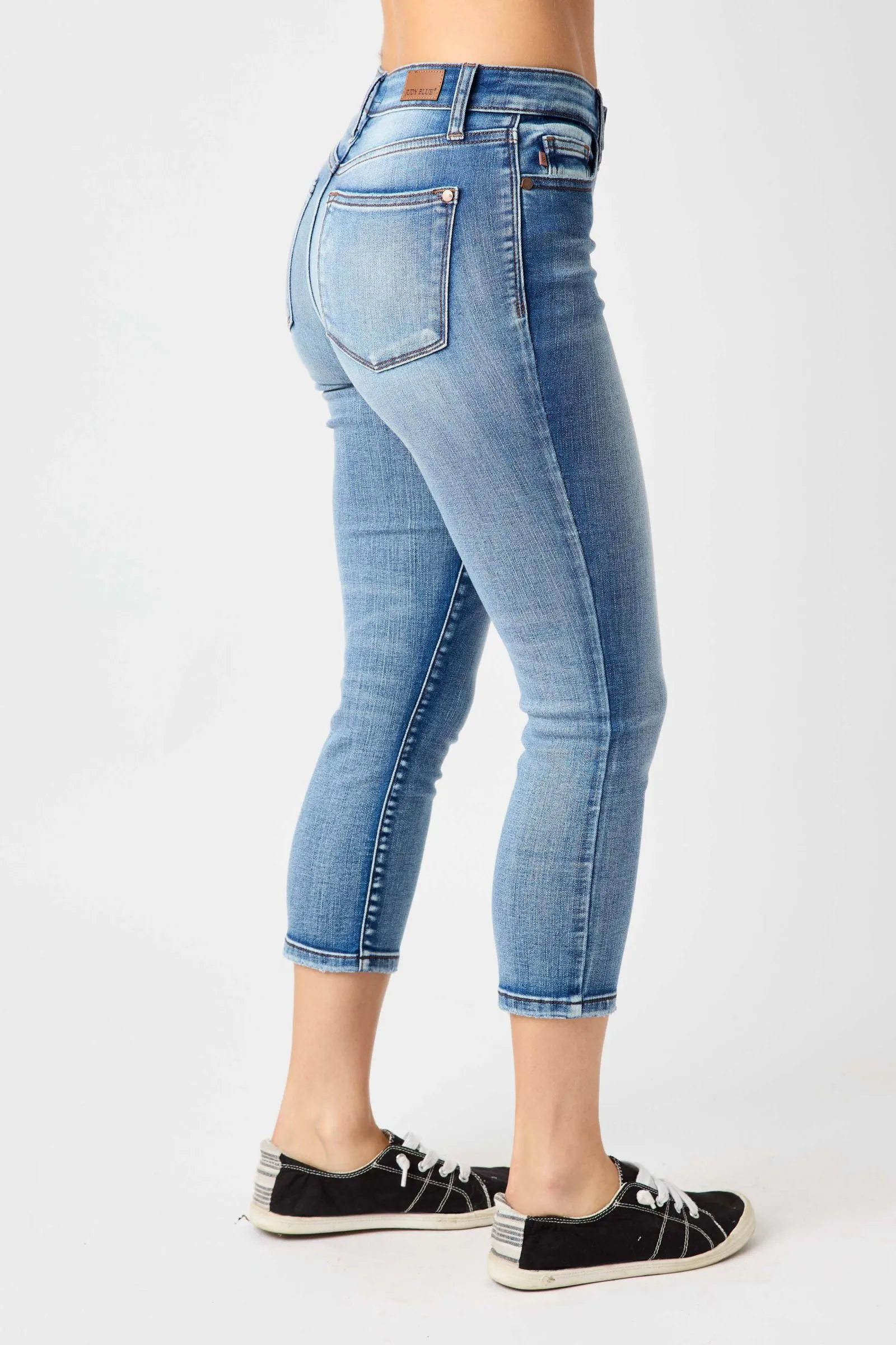 Judy Blue MidRise Contrast Wash Capris