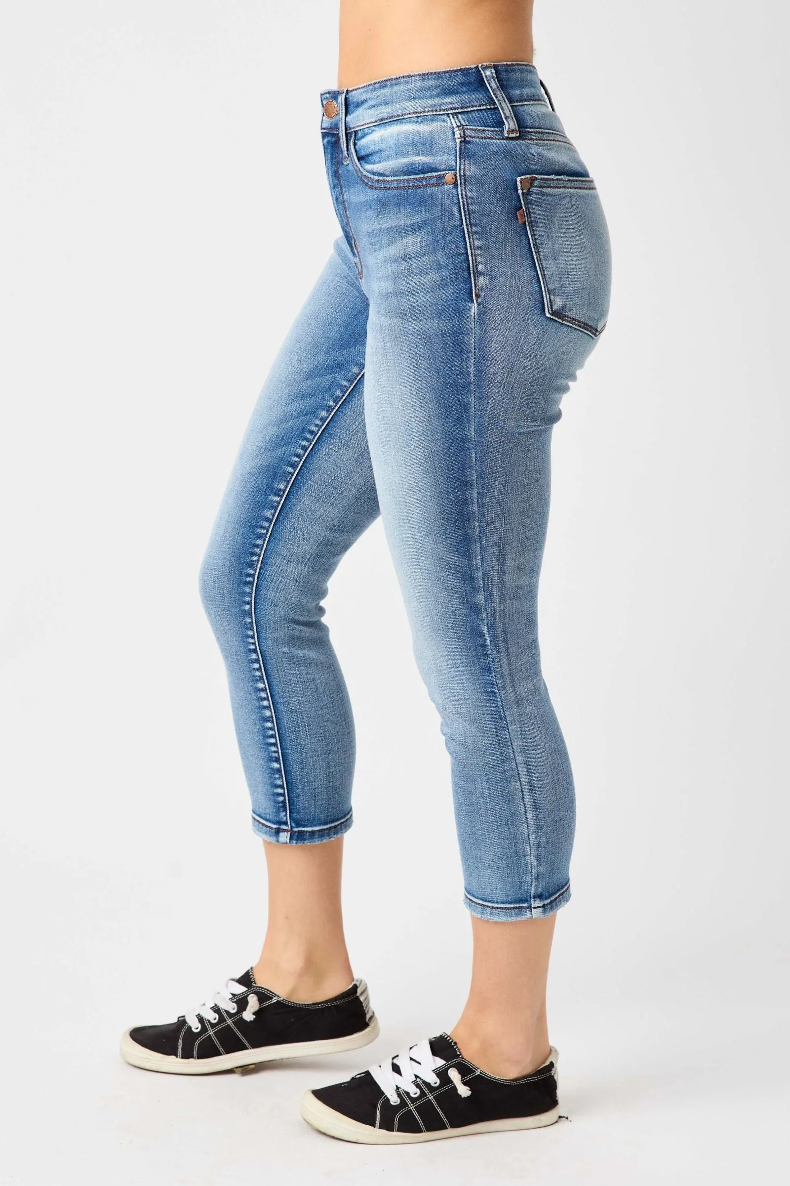 Judy Blue MidRise Contrast Wash Capris