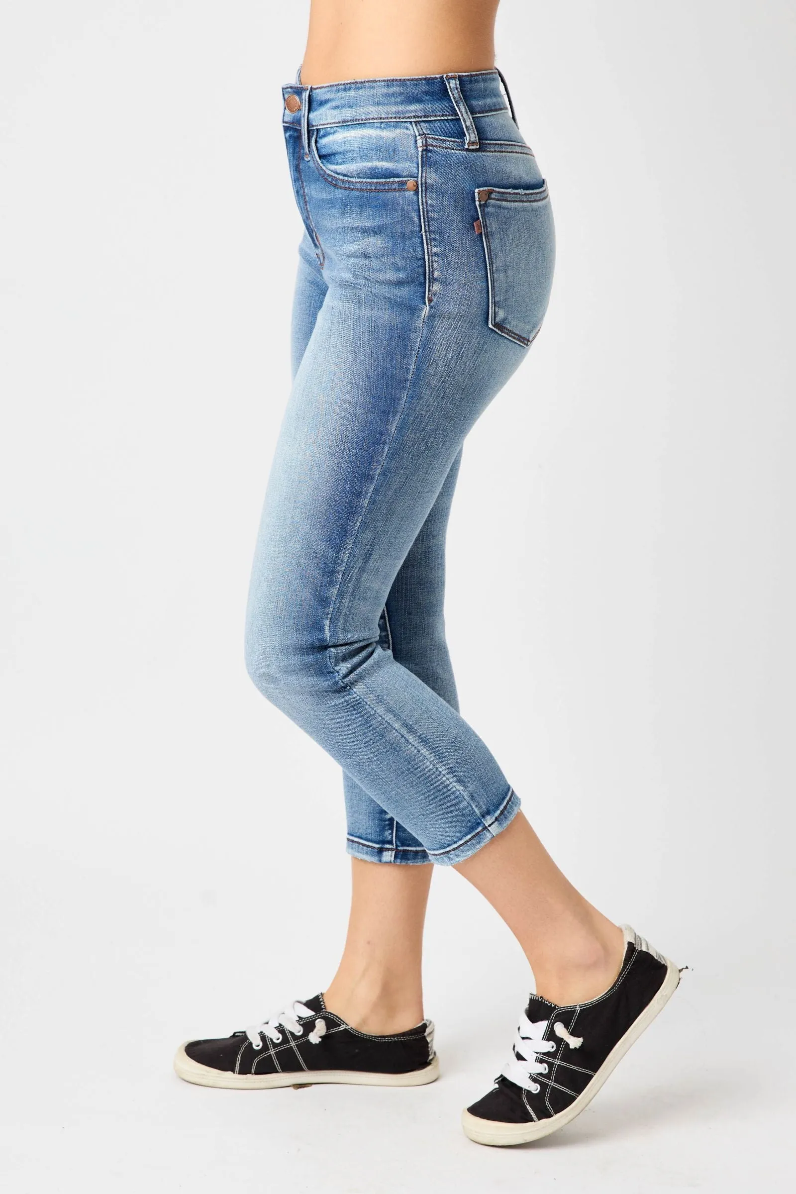Judy Blue MidRise Contrast Wash Capris